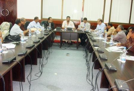 د. الجفري يترأس اجتماعا لمناقشة مشاريع النظافة وتحسين مدينة عدن أمس